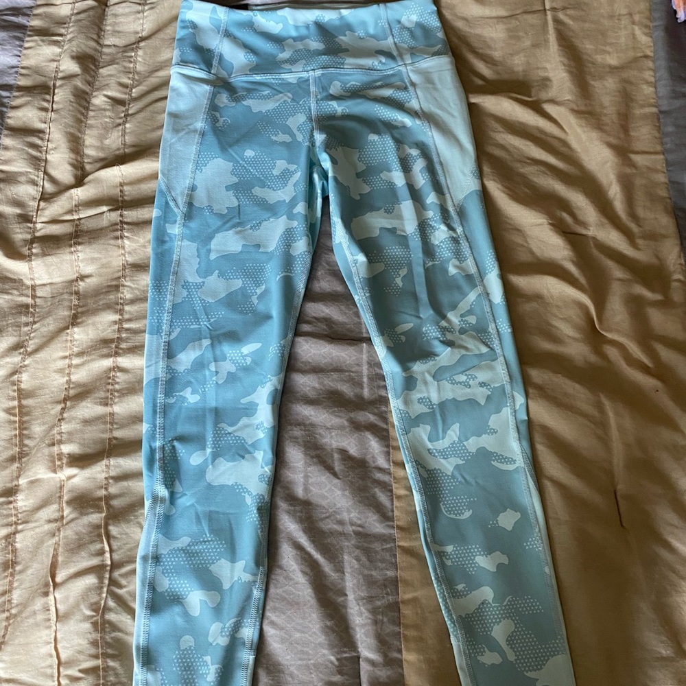 Never worn Under Armour leggings